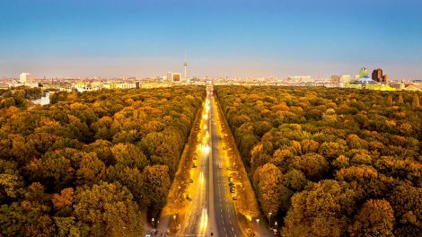 Blick von der Siegessäule über den Tiergarten mit skyline Berlin. Quelle: imago images/ Pucher/ Eibner-Pressefoto