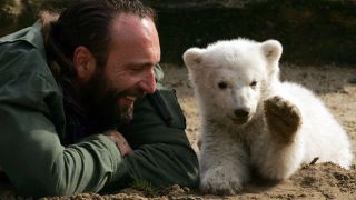 Tierpfleger Thomas Dörflein mit Eisbär Knut