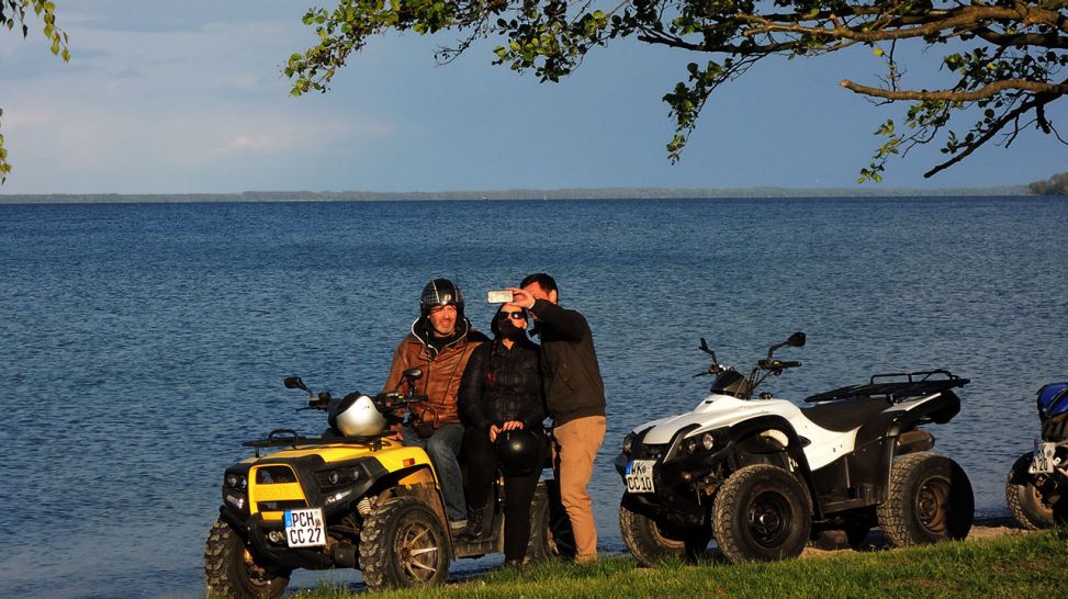 Sascha Hingst macht Selfie mit Quadfahrern am See (Quelle: Elia Brose)