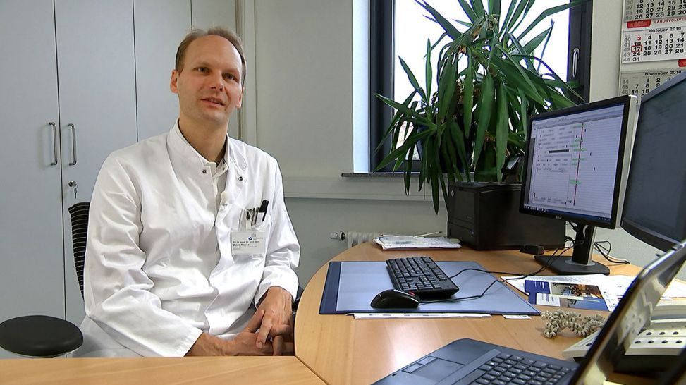 Dr. Björn Riecke, Chef der Mund-,Kiefer- und Gesichtschirurgie; Quelle: rbb/UKB