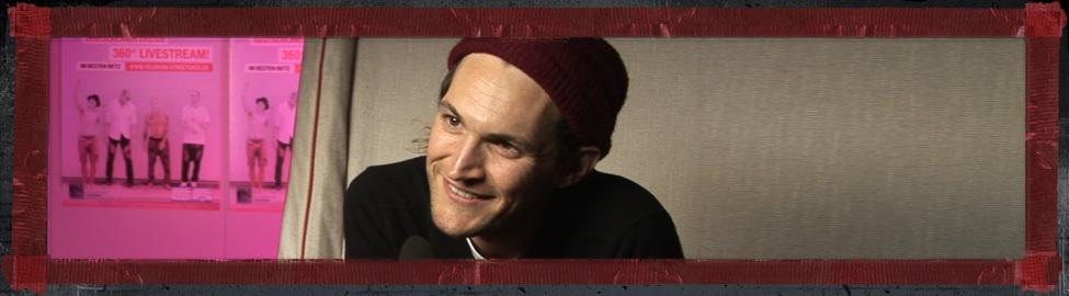 Gitarrist Josh Klinghoffer von den Red Hot Chili Peppers beim Interview 2 - (C) DOKfilm