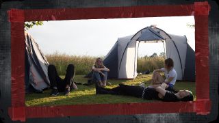 Relaxen vor den Zelten in Blumenthal, v.l.n.r. Luca, Leo, Julian und Lissi - (C) NINA HANSCH DOKfilm