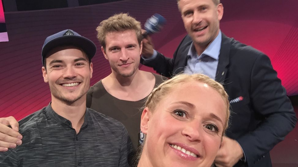Michael Kühl und Philip Butz posieren für ein Selfie mit Singa Gätgens und René Kindermann