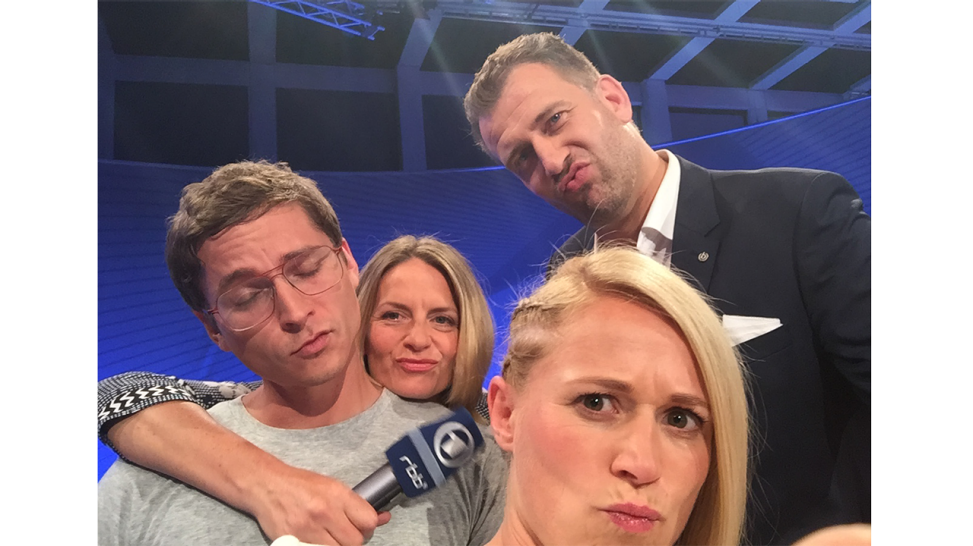 Stefan Ruppe und Gunda Ebert von den jungen Ärzten beim Selfie mit Singa und René