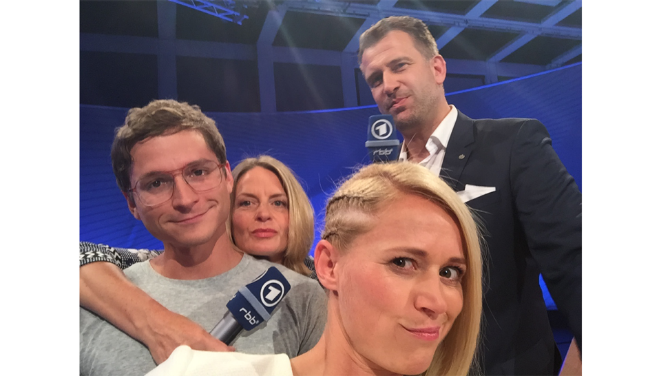 Stefan Ruppe und Gunda Ebert von den jungen Ärzten beim Selfie mit Singa und René