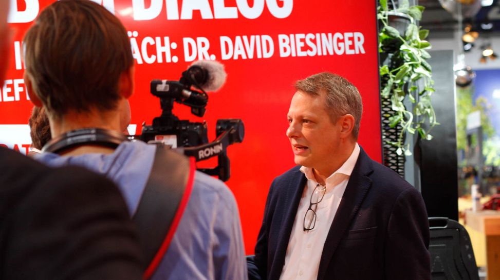 Dr. David Biesinger am rbb Stand IFA 2022 (Quelle: rbb)