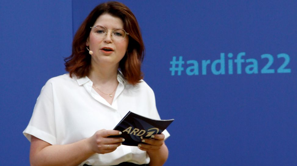 Moderatorin auf der ARD Bühne IFA 2022, Linda Achtermann