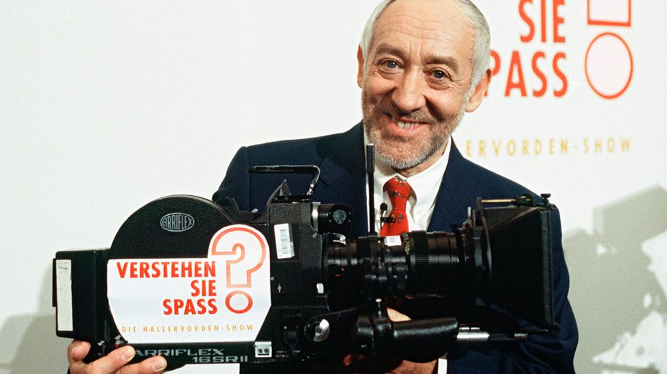 Dieter Hallervorden mit der "Verstehen Sie Spass"-Kamera (1996); Quelle: SWR/Schröder