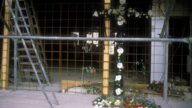Mit Blumen geschmücktes Kreuz zum Gedenken an die Opfer des Bombenanschlags auf die Diskothek - La Belle - vom 5. April 1986 in Westberlin, Bild: imago images /Sven Simon
