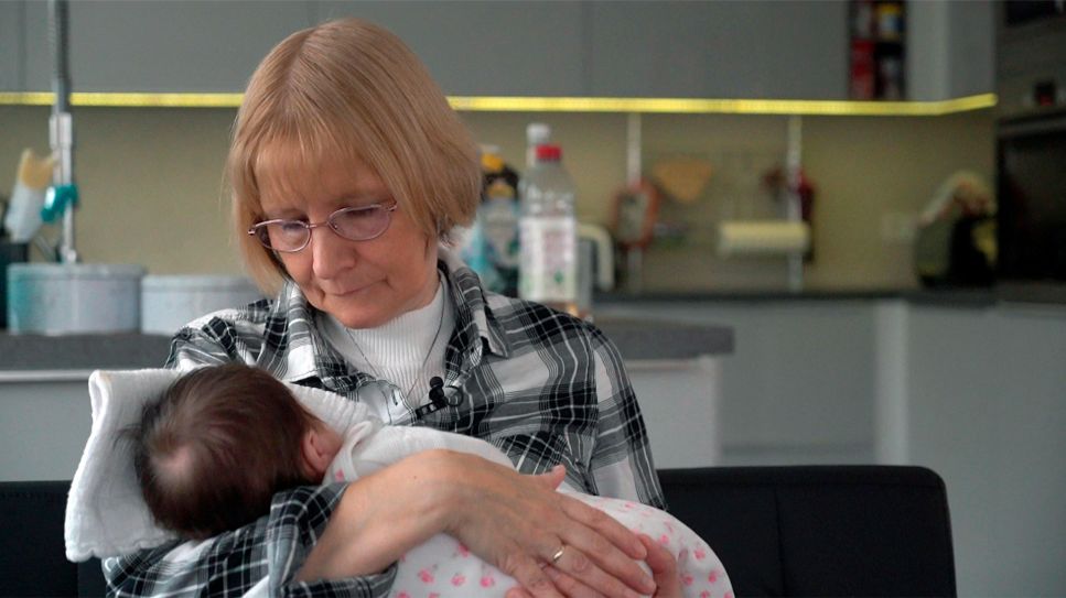 Kurzzeitpflegerin Elke Baumann mit Baby im Arm; Quelle: rbb Presse & Information