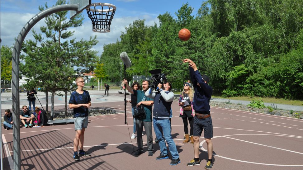 Dreh im Park am Gleisdreieck: Hannes und Yusuf spielen Basketball, Foto: rbb