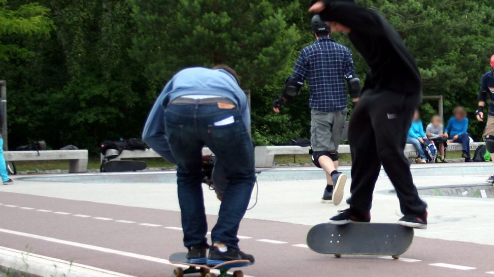 Dreh im Skatepark im Park am Gleisdreieck: Kameramann Dimitri und Skater, Foto: rbb