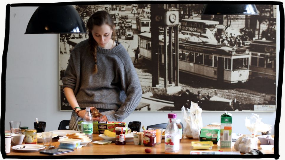Mina macht Frühstück im Loft, Foto: DOKfilm/ rbb