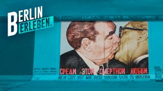 Mauerbild: Der Bruderkuss - Breschnew küsst Honnecker, Bild: rbb