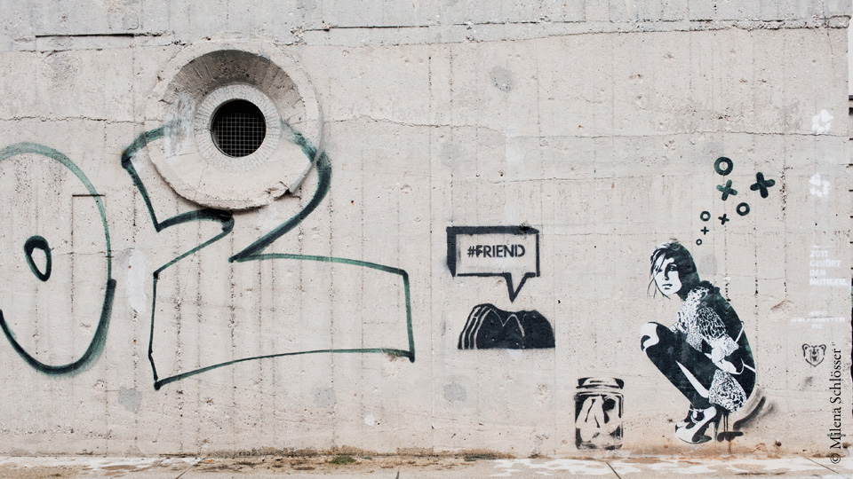 Streetart von XOOOOX am Bunker der Boros-Sammlung, Hockendes Mädchen, Foto. Milena Schlösser