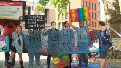 Vanessa Jentzsch aus Köln ist Aktivistin beim Netzwerk #ichbinarmutsbetroffen (Bild: rbb/ARTE/Thurnfilm)
