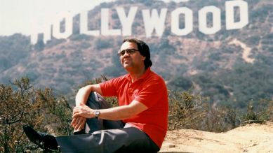 Eugen Cicero in Hollywood Hills in Los Angeles vor Hollywood-Schriftzug (Bild: rbb/Angelika E.Meier/LATEMAR FILM)
