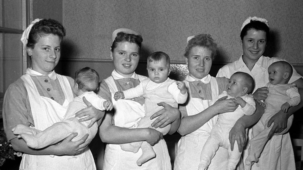 DDR-Krankenschwestern mit Vierlingen (Bild: IMAGO / Marco Bertram)