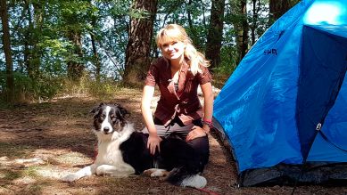 rbb-Reporterin Joanna Jambor mit Hund Ted vor ihrem Zelt, Foto: rbb