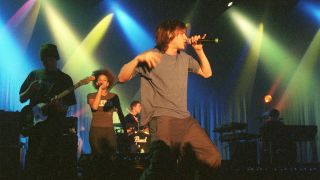 Die Band Echt mit ihrem Leadsänger Kim Frank sorgt am 06.02.2000 auf der Bühne in Emden für Stimmung (Bild: picture-alliance / dpa | Ingo Wagner)