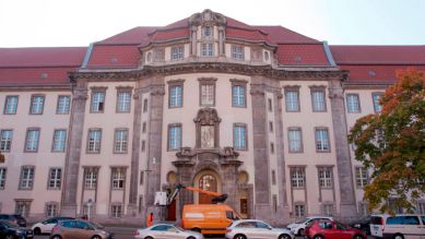 Stadtgericht Berlin Lichtenberg, hier wurden die männlichen Mitglieder der Gruppe am 12-10-1988 zu Bewährungsstrafen verurteilt © rbb/MDR/Hoferichter&Jacobs