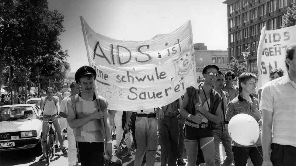 Protest gegen Diskriminierung von Homosexuellen beim Christopher-Street-Day am 28.06.1986 in West-Berlin (Bild: IMAGO / Jürgen Ritter)