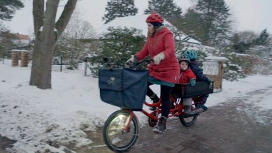 Klaas-Wilhelm Brandenburgs Schulfreundin Lea ist mit dem Lastenrad auf dem Weg zum Kindergarten (Bild: NDR/Paul Kraneis)