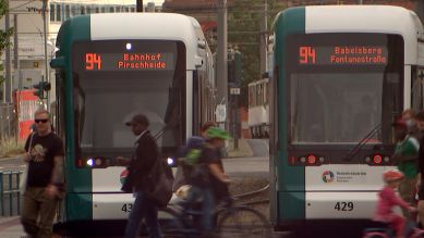 Zwei Straßenbahnen der Linie 94 am Platz der Einheit in Potsdam (Bild: rbb)