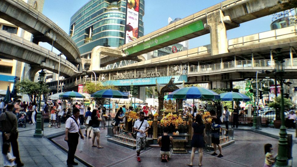 08.01.2013 - Die Strassenkreuzung Ratchaprasong im Zentrum Bangkoks mit Erawan Schrein und den sog. Skytrain; Quelle: Ingo Aurich
