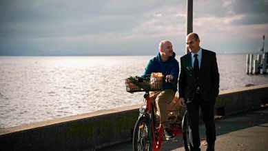Louis‘ (Bernard Campan, r.) neuer Freund Igor (Alexandre Jollien, l.) ist Fahrradkurier für Biogemüse. Bild zum Film: Glück auf einer Skala von 1 bis 10, Quelle: rbb/SWR/Elle Driver