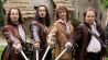Der junge D’Artagnan (Vincent Elbaz, 2.v.l.) schließt sich den königlichen Musketieren Athos (Heino Ferch, l.), Aramis (Grégori Derangère, 2.v.r.) und Porthos (Grégory Gadebois) an. Bild zum Film: Die drei Musketiere, Quelle: rbb/MDR/BetaFilm/TF1