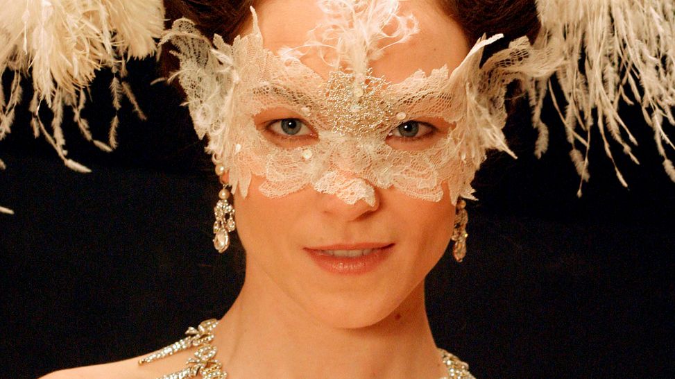 Dank der vier Musketiere kann Königin Anne (Stefania Rocca) noch während des königlichen Maskenballs ihr Diamantcollier wieder präsentieren. Bild zum Film: Die drei Musketiere, Quelle: rbb/MDR/BetaFilm/TF1