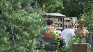 Die rbb Gartenzeit meldet sich aus dem Garten von Rosi und Walter Schlaghecken in Schmergow. - Sitzecken (Quelle: rbb)