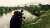 Ein Kameramann steht mit seiner Kamera am Fluss auf der russischen Seite in Iwangorod (Quelle: rbb)