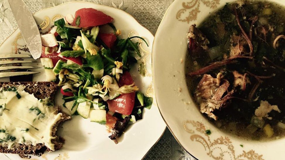 Landestypische Speisen – Butterbrot und Salat, dazu eine Fleischsuppe (Quelle: rbb)