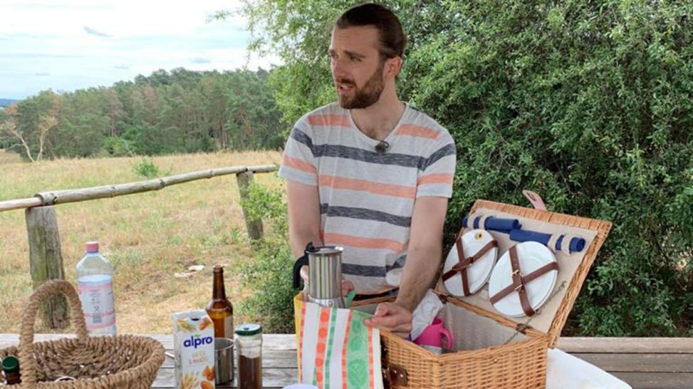 Andreas packt den Picknick-Korb aus (Quelle: Martina Holling)