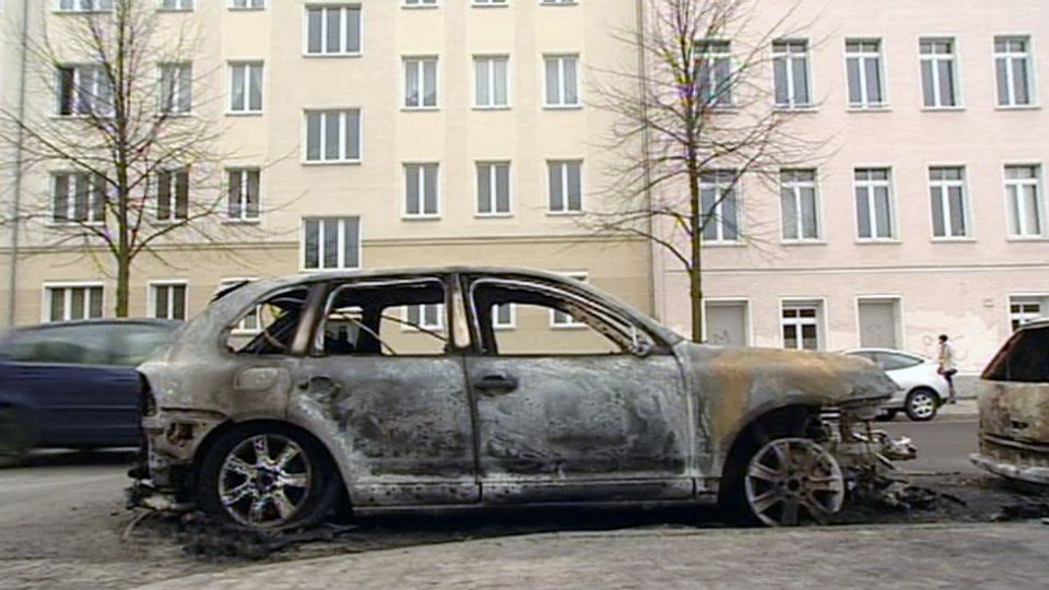 Ausgebranntes Auto in Berlin (Quelle: rbb)