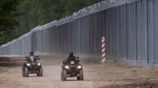 Grenzschützer patroullieren an der polnisch-weißrussischen Grenze. Bild: WOJTEK RADWANSKI/AFP
