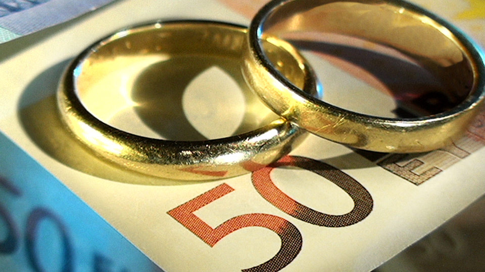 Hochzeitsringe auf 50-Euro-Schein