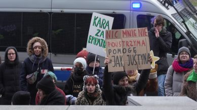 Polnische Aktivistinnen vor dem Gericht in Warschau.