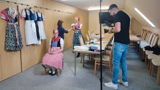 Ankleiden der Schleifer Kirchgangstracht - Vorbereitung Fotoausstellung im Sorbischen Kulturzentrum Schleife