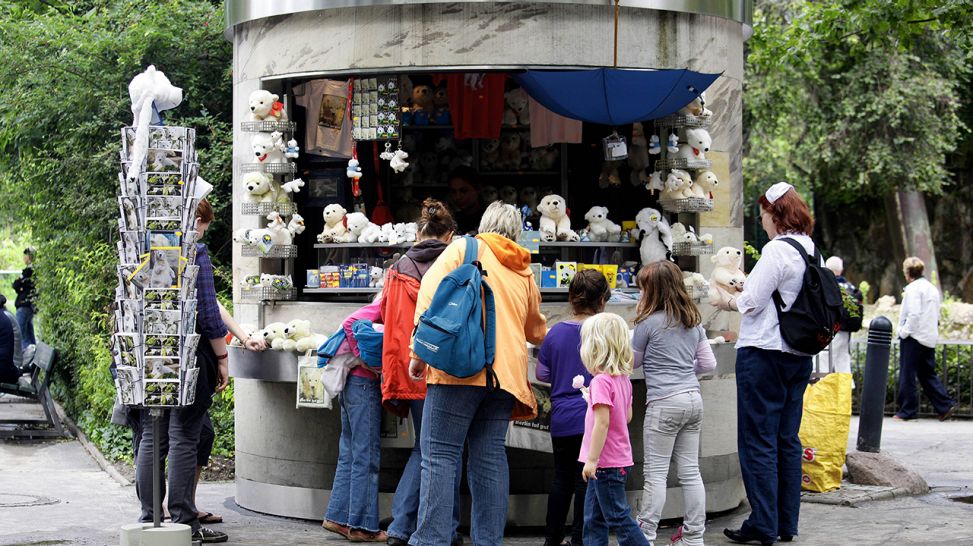 Ein Kiosk vor dem Gehege von Eisbär Knut (Quelle: imago/eventfotografen.de )