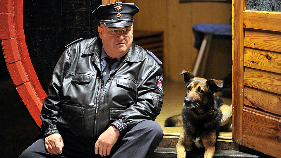 Polizeihauptmeister Krause (Horst Krause) u. Hund Haduck; Quelle: rbb/Oliver Feist
