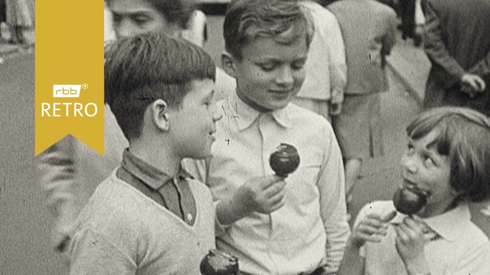 Drei Kinder beim Essen von kandierten Äpfeln (Quelle: rbb)