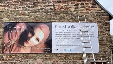 Plakat an Kunsthalle in Bahnitz (Bild: rbb/Silke Cölln)