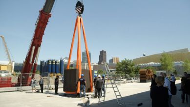 Die 59 Tonnen schwere Plastik "Berlin Block" von Richard Serra wird mit einem Kran angeliefert (Bild: rbb/Markus Schmidt)