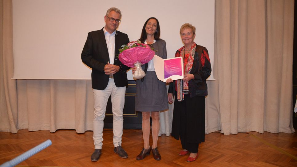 Von links: Prof. Dr. Torsten Strohmeyer, Angelika Wörthmüller und Dr. Eva Maria Streier bei der Preisverleihung der GlaxoSmithKline Stiftung am 7. Juli in München (Quelle: rbb)