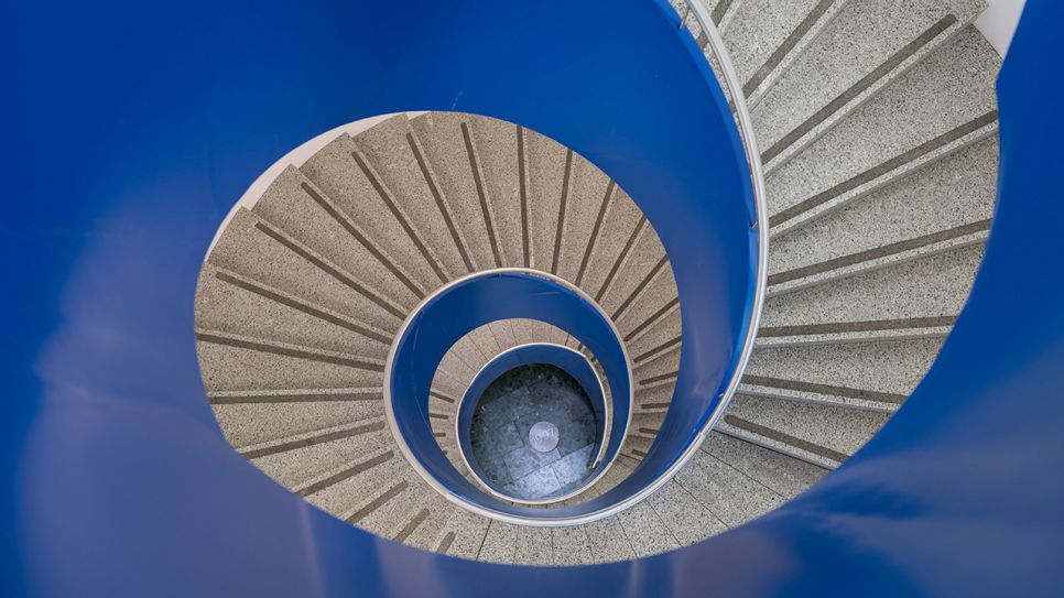 Symbolbild für Schwindel: Treppe in der IHK in München (Quelle: imago/Falk Heller)