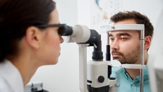 Augenärztin untersucht Patienten (Quelle: Colourbox)