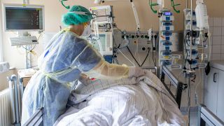 Krankenschwester am Patientenbett auf Intensivstation (Bild: imago/Reichwein)